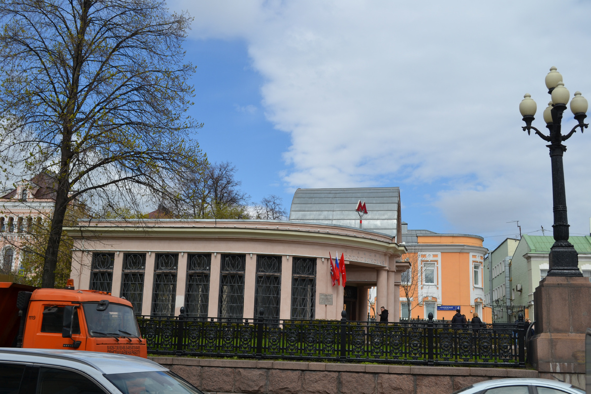 02.05.2026г. Москва, выход со станции метро Кропоткинская, 1935 г. постройки, проект станции получил гран - при в Брюсселе и Париже. Справа на фото - Храм Христа Спасителя, слева - Гоголевский бульвар. Фото автора канала 
