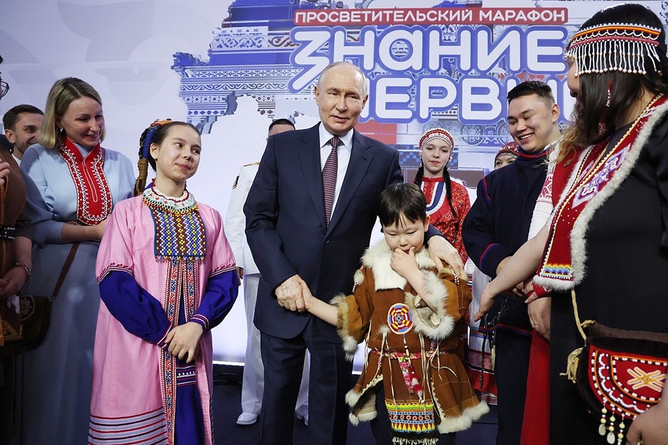    Путин дал пять создающему мультфильмы мальчику. Фото kremlin.ru