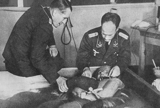 Врачи Хольцленер (слева) и Зигмунд Рашер (справа) у бассейна с ледяной водой с экспериментальной жертвой в концлагере Дахау. Фото: Scherl / Globallookpress.com