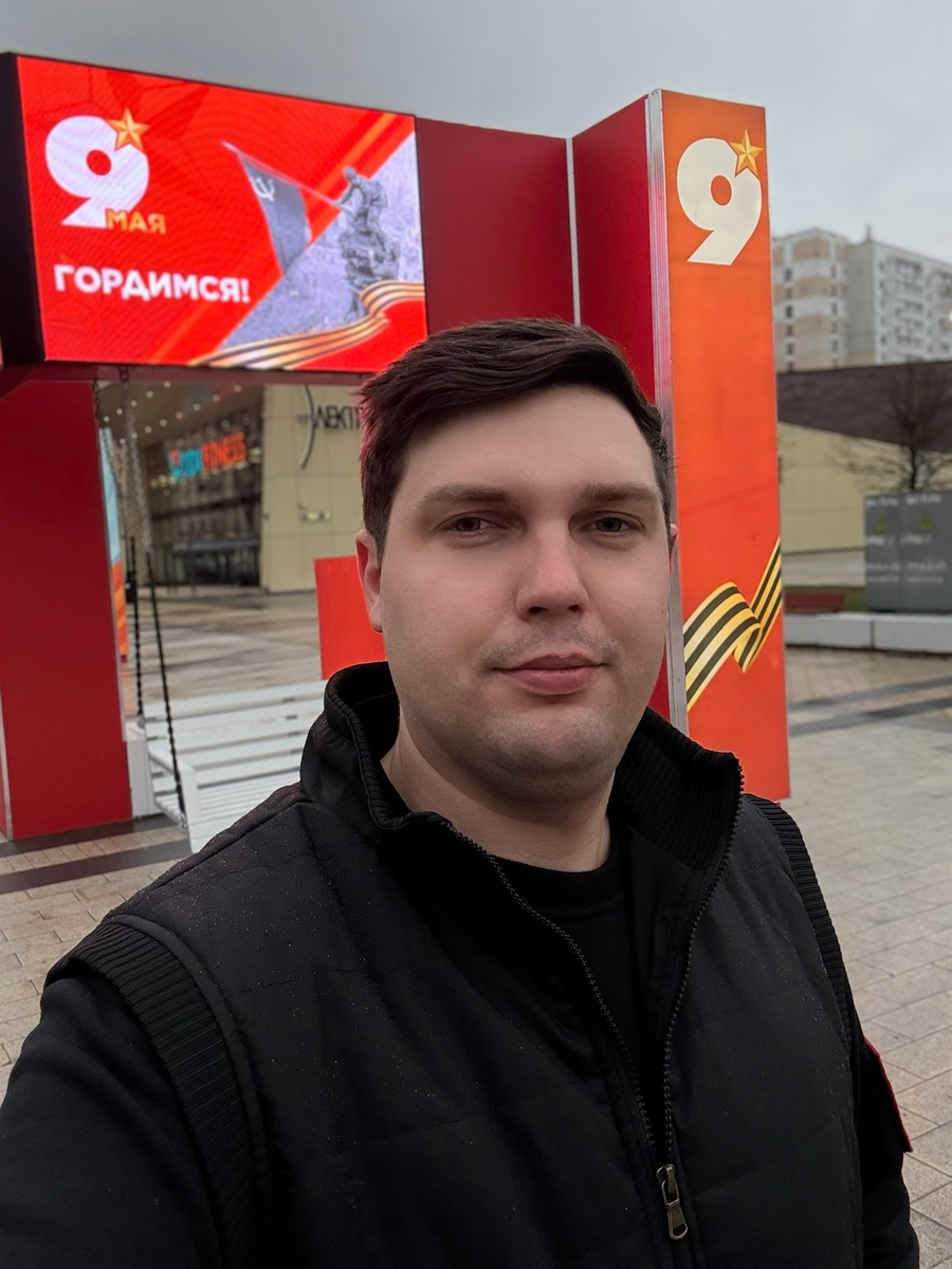 Егор Бабич и декорации к 9 мая г. Москва г. Зеленоград Площадь Юности