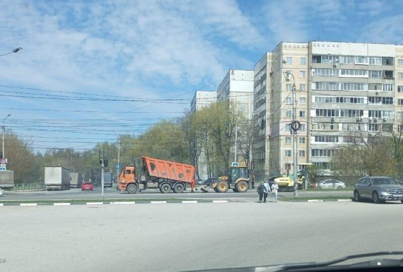 В Рязани начали укладывать асфальт на улице Зубковой
