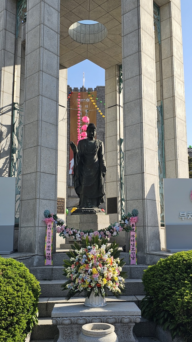На территории университета Донгук (동국대학교) - это один из немногих университетов в мире, связанных с буддизмом, и он является членом Международной ассоциации буддийских университетов