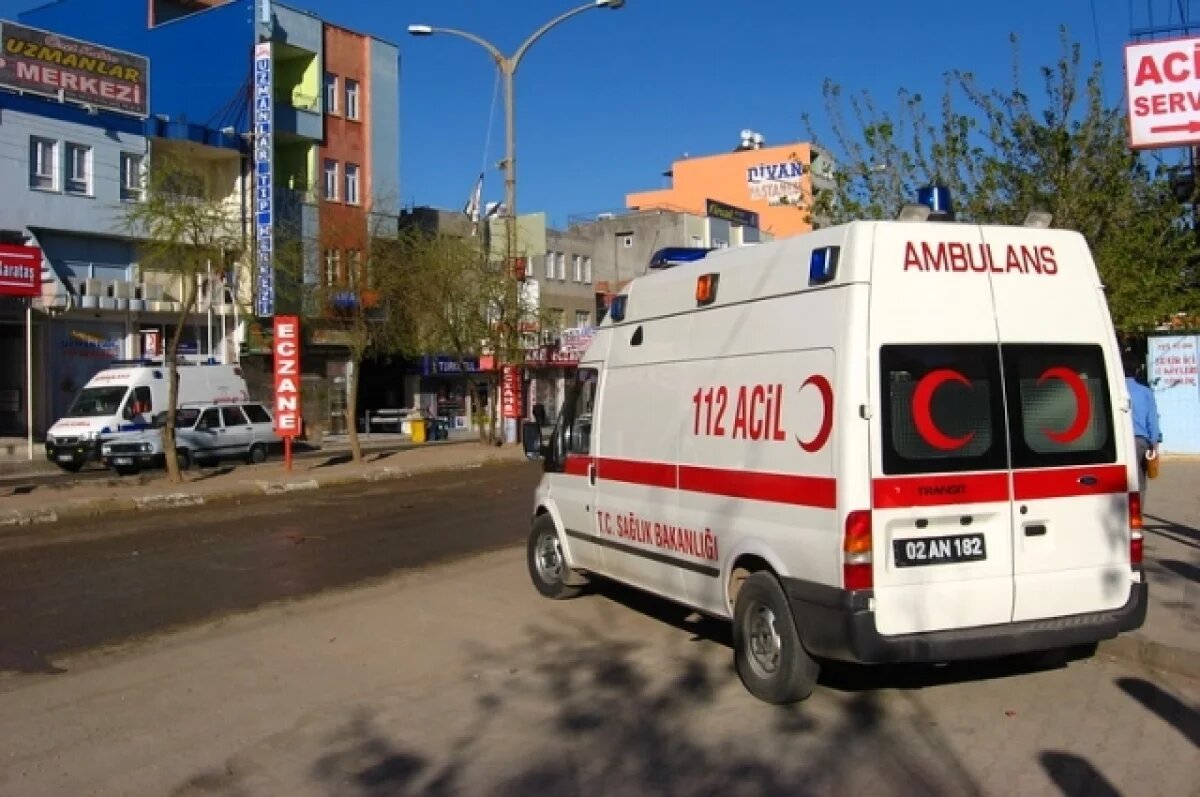    В Стамбуле туристка умерла после того, как на неё упал светофор