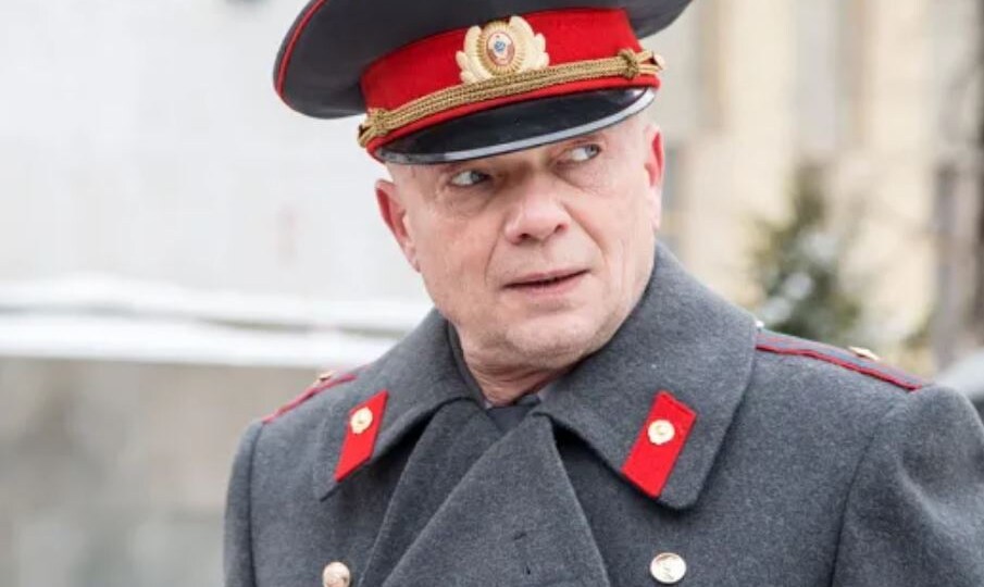 Вот уже и майор Черкасов уехал в Израиль. Смоляков рассказал, что ему нравится там жить, а жене и детям в Англии неплохо