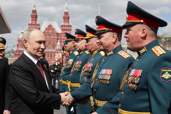 Президент РФ Владимир Путин на Красной площади в Москве на военном параде, посвященном 80-летию Победы, 9 мая 2025 года / Гавриил Григоров/POOL/РИА Новости   📷