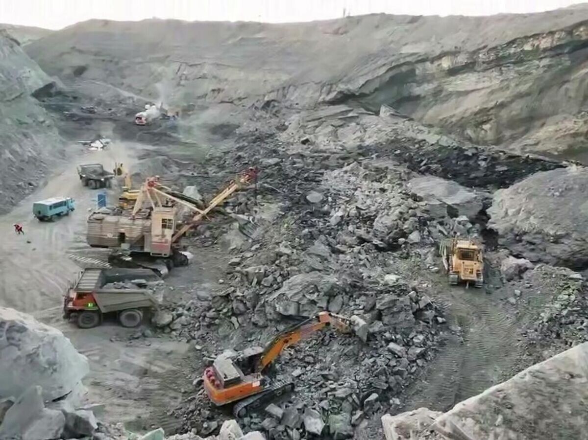    Разбор завалов на месте обрушения горных масс в угольном карьере в Магаданской области. Кадр видео | © Следственный комитет Российской Федерации
