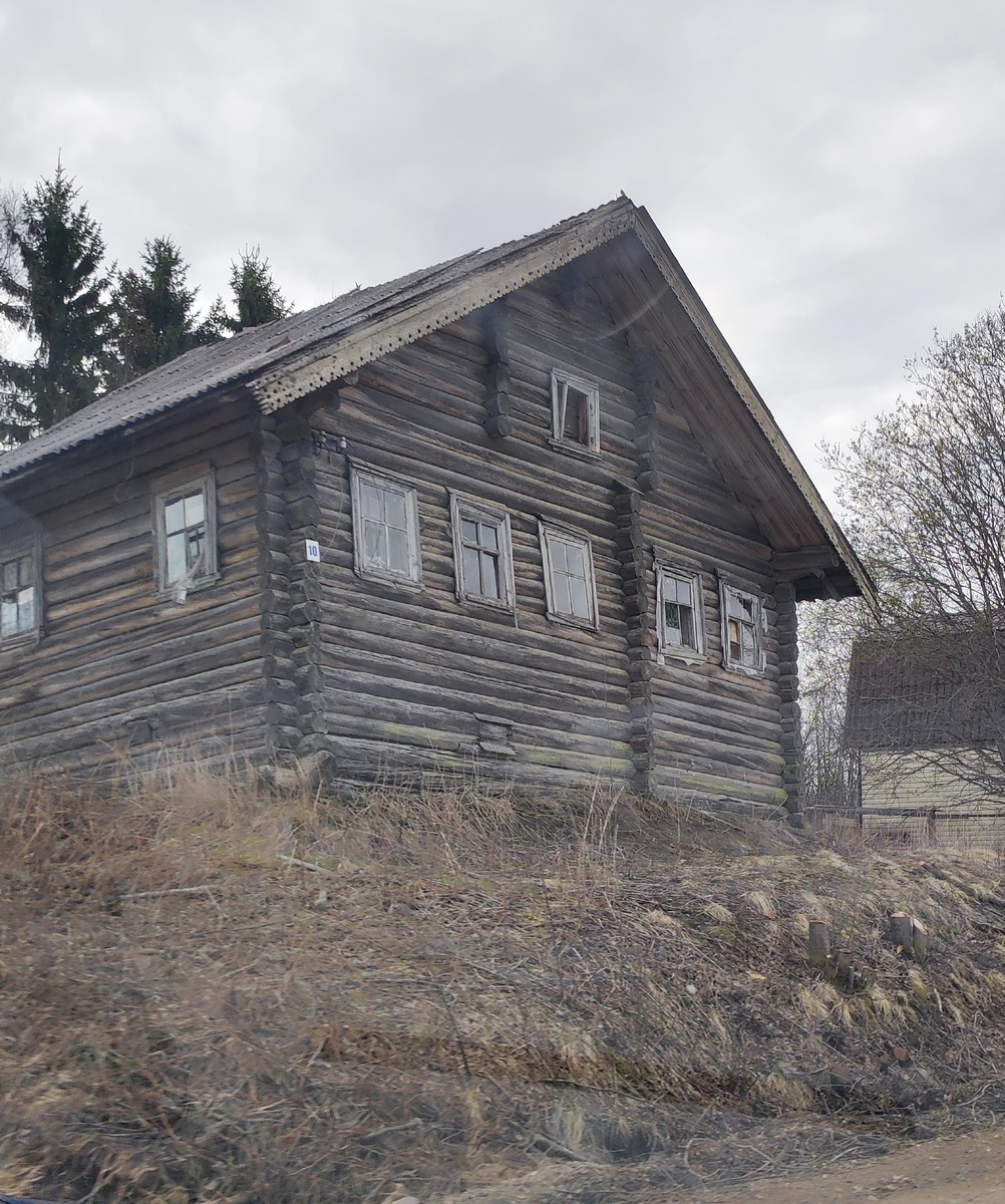 Старенькие окошки, видно модные по тому времени