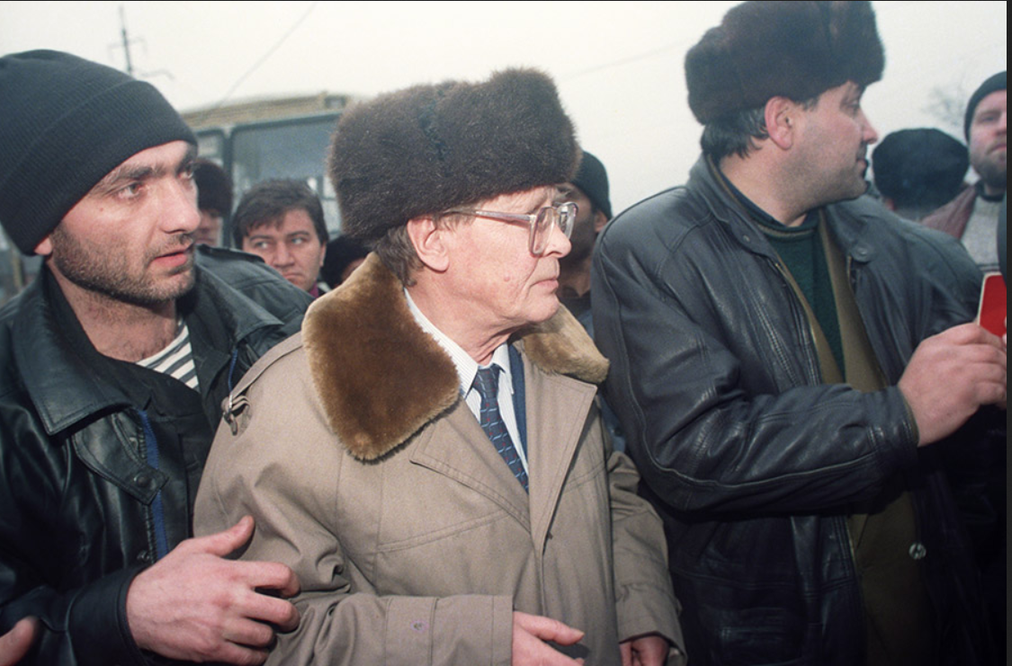 Сергей Ковалев в 90-е годы (в центре). Фото: Геннадий Хамельянин / ТАСС
