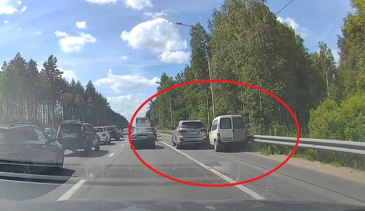 ДТП произошло на обочине, паркетник двигаясь по полосе решил остановится на обочине, но не посмотрел в зеркало заднего вида, а по обочине уже двигался автомобиль