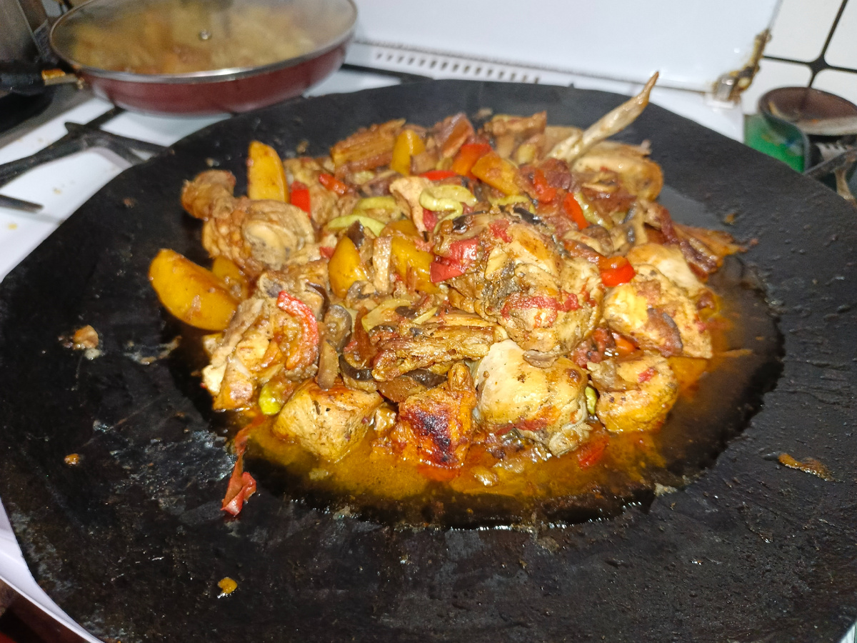 Курица с овощами.