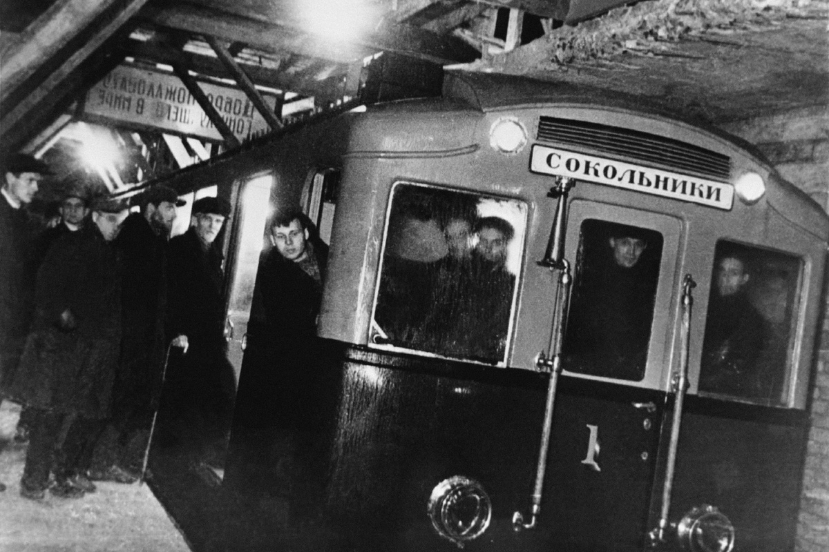 Первый поезд Московского метрополитена.
