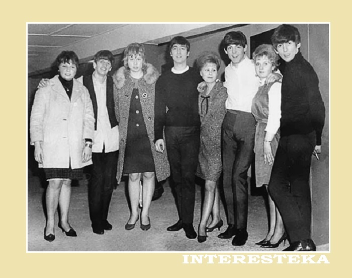 1963.11.21. Рядом с ''The Beatles'' в фойе кинотеатра ''ABC Cinema'' (г.Карлайл) - победительницы конкурса журнала ''Disc Weekly'' Маргарет Свенсон, Дженис Эймос, Фрэнсис Кроули и Сандра Уорд.