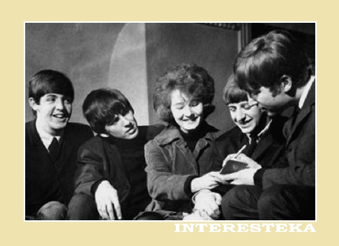 1963.11.21. Рядом с ''The Beatles'' перед их выступлением в кинотеатре ''ABC Cinema'' (г.Карлайл) - Олвин Гибсон, поклонница группы.