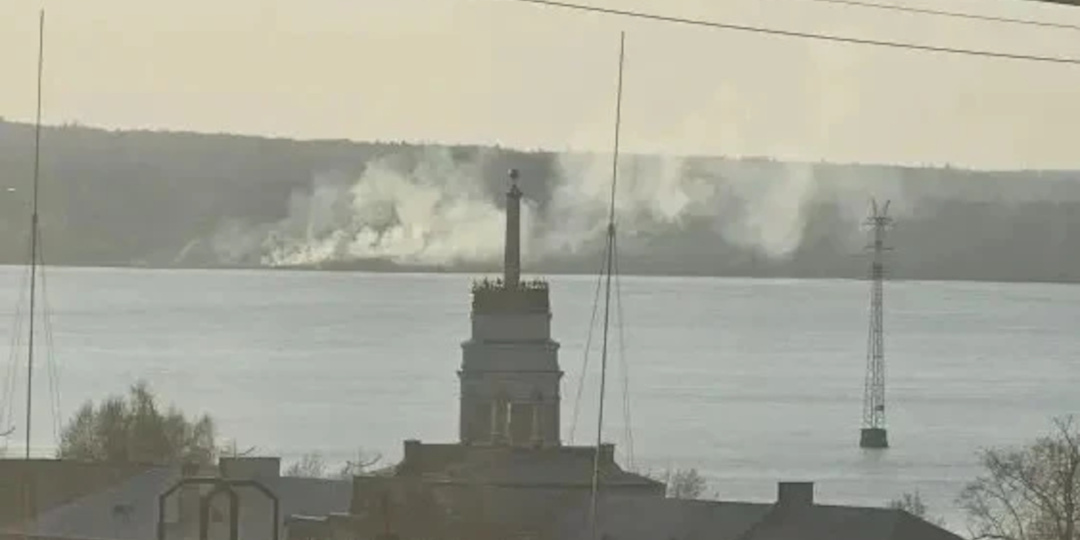 В Ижевске тушат возгорание сухой травы в районе Вараксино