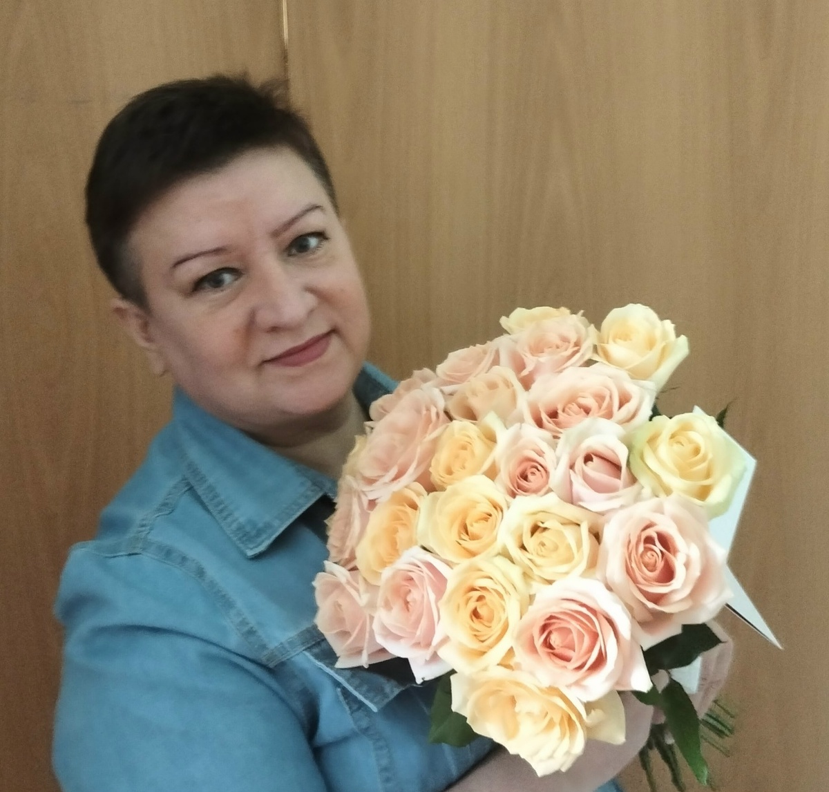 Я - как есть, без фильтров и помощи ИИ с букетом от дочери
