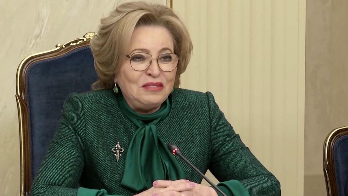 Кажется, Валентина Ивановна всерьез полагает, что население просто ленится и не хочет жить в замках.
