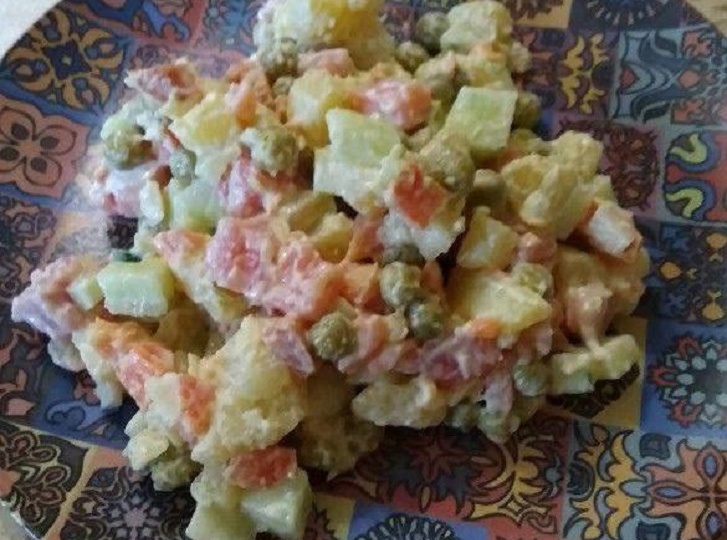 Салат "Оливье" с рыбой вместо колбасы - очень вкусно получается