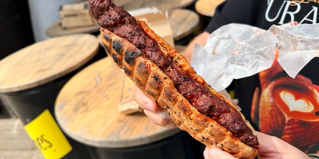 Где затестить шаурму с мясом из камина и кавказский стритфуд. Тестим приоктябрьское кафе «Вкус Кавказа»