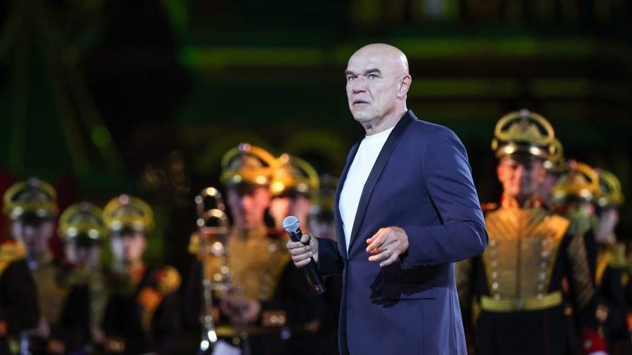 Сергей, я вас уважаю. Но высшее достижение - это врачи в красной зоне или учителя, которые тащат на себе образование за 30 тысяч. Вы - хорошая музыка. Но давайте без пафоса.
