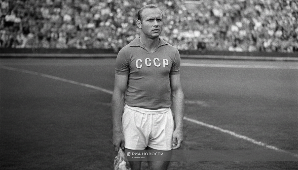 Нападающий сборной СССР и футбольной команды "Торпедо" (Москва) Эдуард Стрельцов.
