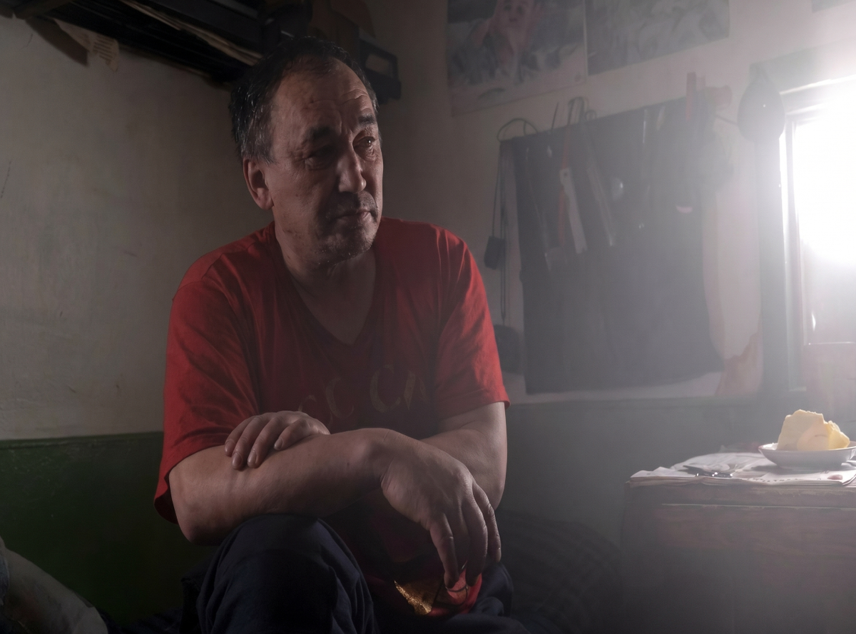 Час назад мы застряли в буране. Теперь сидим в тепле. Случайная встреча посреди нигде.