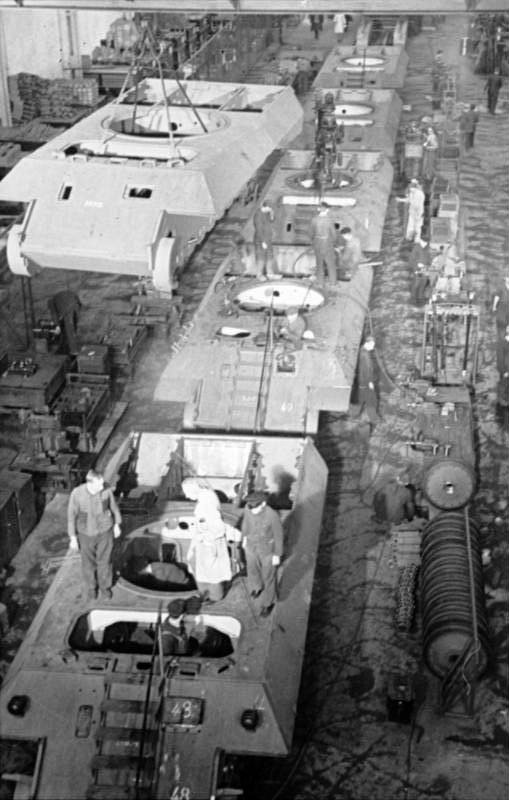 Серийное производство танков T-V «Пантера» на танковом заводе в Германии. 1944 г.