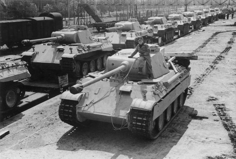 Танки «Пантера» Ausf. D, 1943 год. Характерным для модификации D является командирская башенка цилиндрической формы. 