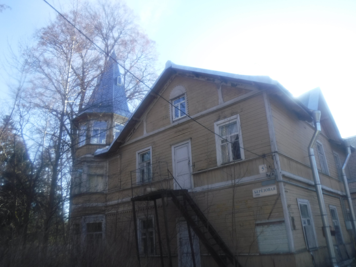 Дача Кондратьева. Это прото деревянный домик с башенкой 