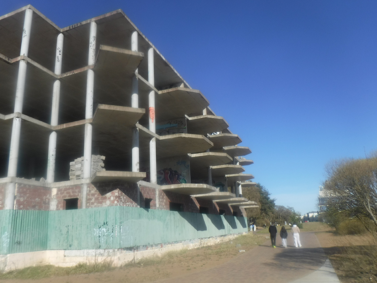 Заброшенное задние и стрит арт 