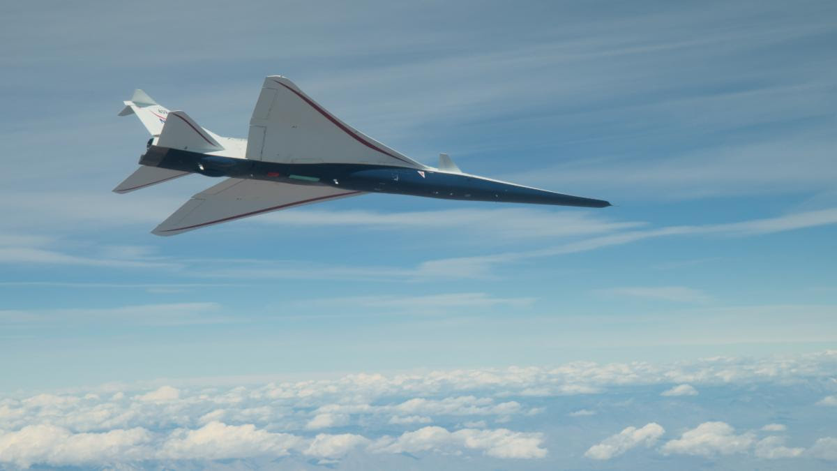 Бесшумный сверхзвуковой исследовательский самолет НАСА X-59 выполняет маневр автоматического крена с изменением крена во время испытательного полета над пустыней Мохаве в Калифорнии. 
НАСА / Лори Лоузи

