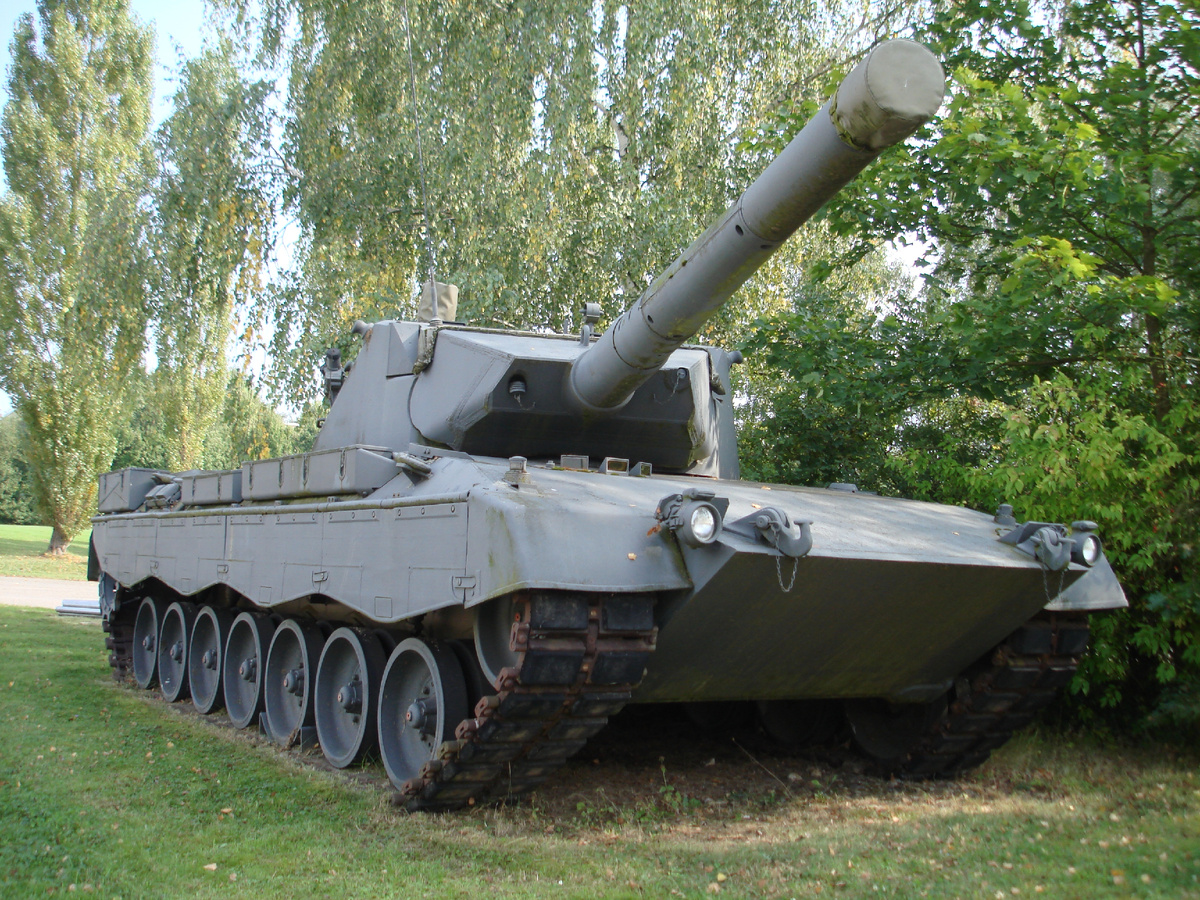 Прототип танка «Леопард-2» с корпусом PT-15 и башней T02 с пушкой калибра 105 мм. 