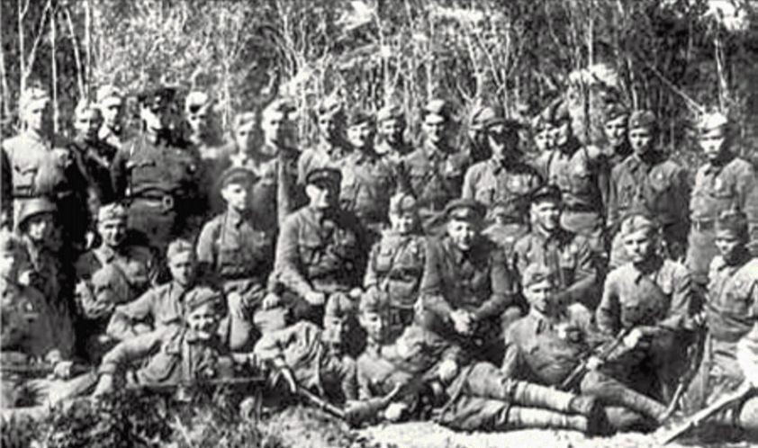 Борис Новиков (в центре) с однополчанами. Старая Русса, 1942 год