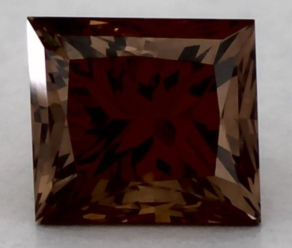 Невозможно не залюбоваться насыщенным цветом этого бриллианта Fancy Dark Orangey Brown весом 0,46 карата.