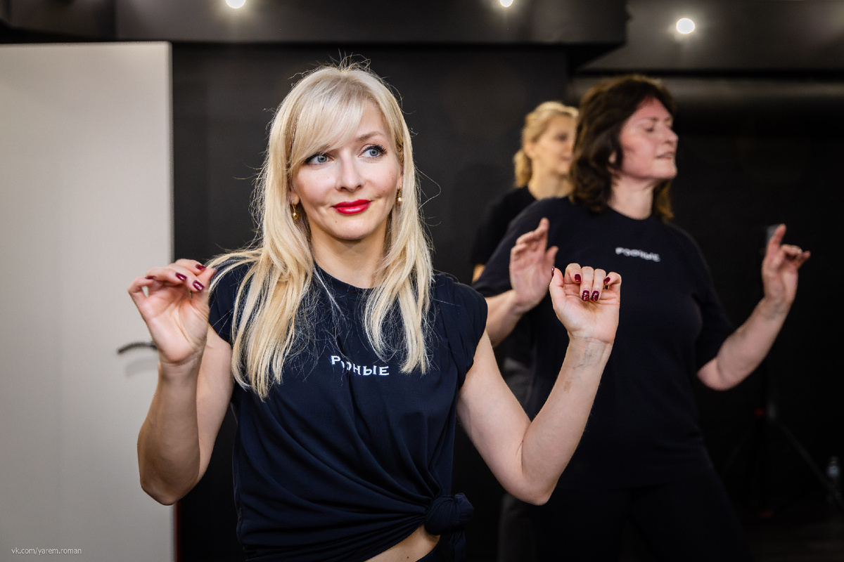 Алексей Корнеев ведёт Zumba® в KA LAB для взрослых участников с разным уровнем подготовки. Эмоции на классе Zumba® в KA LAB.