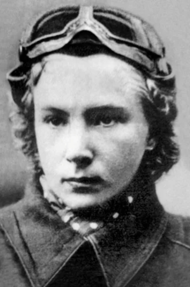 Собственно сама Лилия Владимировна Литвяк (вверху) - не просто женщина-истребитель, что уже само по себе большая редкость даже по нынешним временам, а ещё и легендарный лётчик-ас... И да, внешнего сходства между настоящей Белой Лилией Сталинграда и сыгравшей её актрисой Полиной Чернышовой, по-моему, нет никакого, но при этом Полина Ильинична (внизу), всё равно, отлично "попала" в образ своего киноперсонажа (оба фото из открытых источников)...