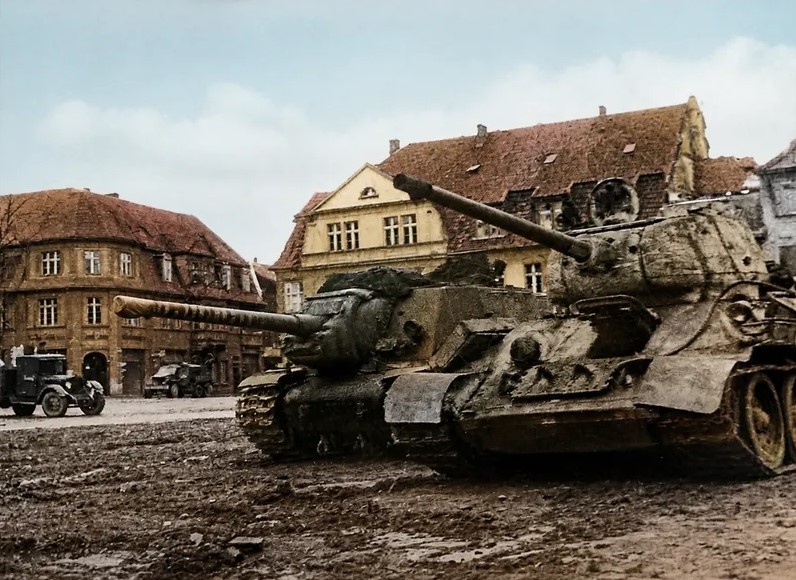 Т-34-85 и САУ ИСУ-122 на площади одного из городков Восточной Пруссии. 1945 год.