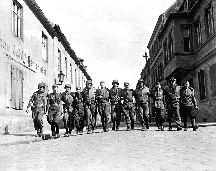 Советские и американские военнослужащие в Торгау, 26 апреля 1945 года. 