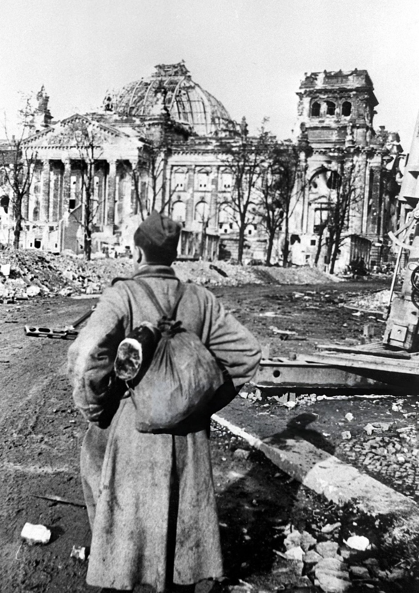 Советский солдат у здания Рейхстага. Берлин, май 1945 года.