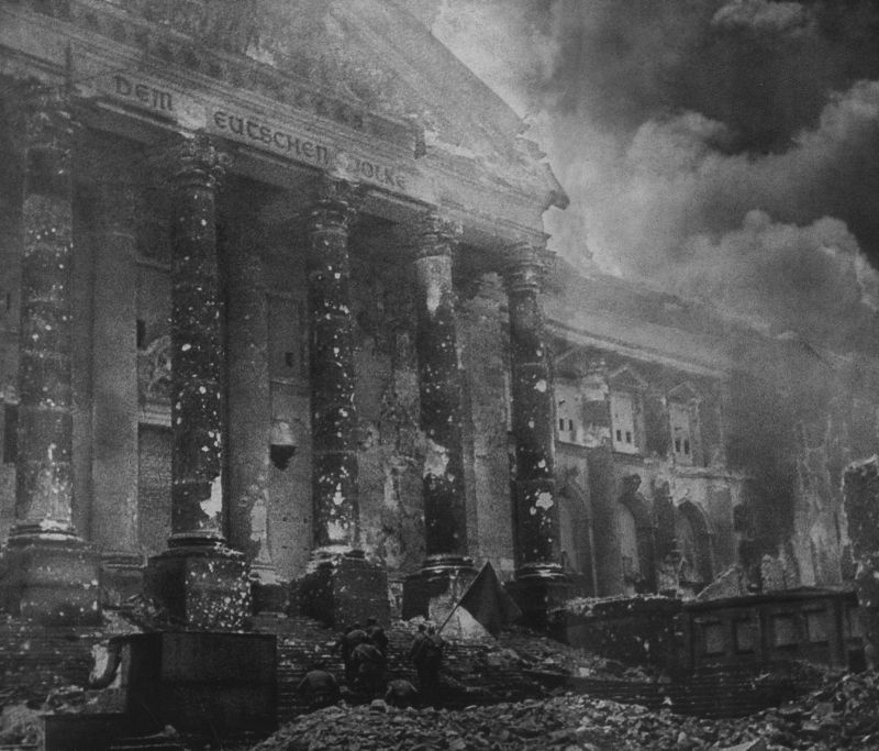 Советская штурмовая группа со знаменем движется к рейхстагу, май 1945 года.