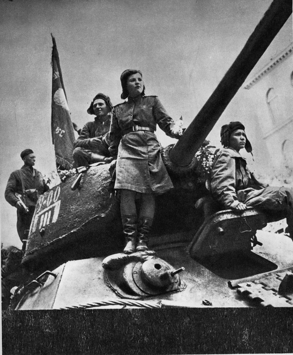 Бойцы 63-й гвардейской Челябинской танковой бригады 10-го Уральского добровольческого танкового корпуса на танке Т-34-85 в Праге, май 1945 года.