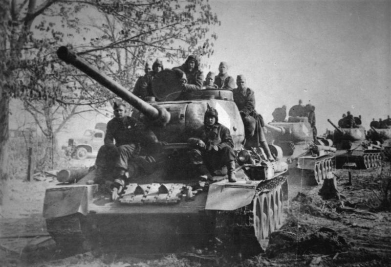Советские танки Т-34-85 на подступах к Берлину, апрель 1945 года.