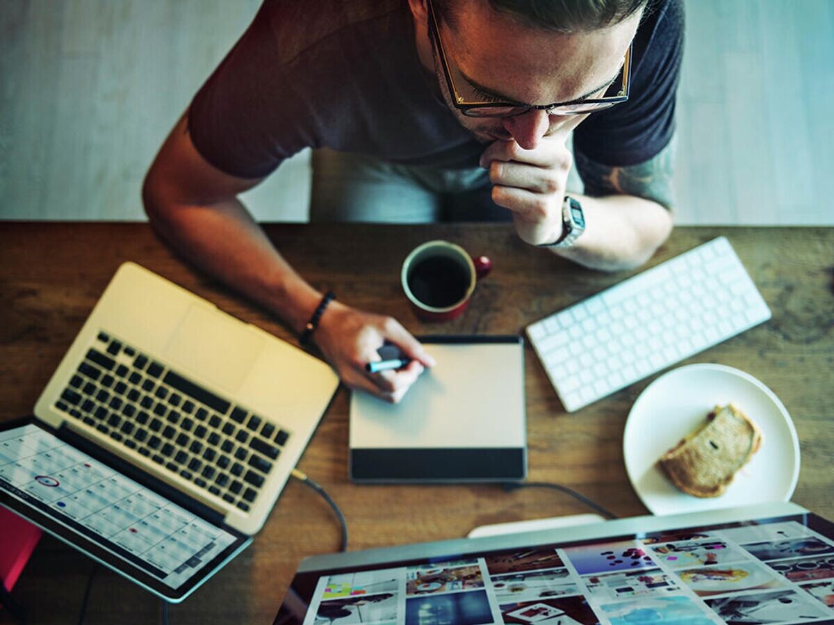    Мужчина работает за компьютером | © Depositphotos.com / Rawpixel