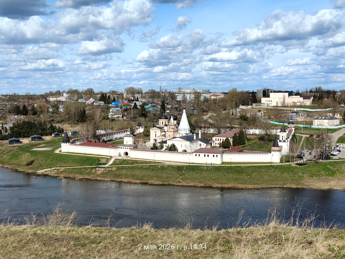 Старицкий Свято-Успенский мужской монастырь. Вид с валов Старицкого городища.