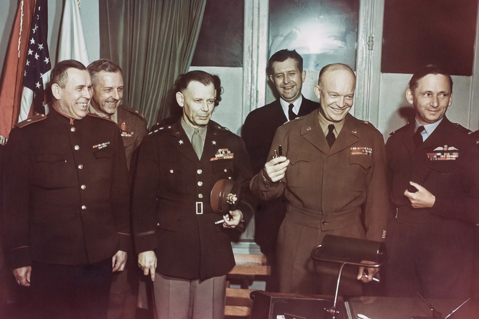    После первого подписания капитуляции 7 мая 1945 года в Реймсе. В первом ряду слева направо: Иван Суслопаров, Уолтер Беделл Смит, Дуайт Эйзенхауэр (США), Артур Теддер (Британия). Фото: wikipedia.org