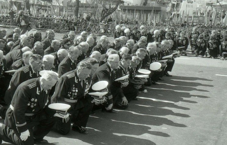 Владивосток. Парад Победы 9 мая 1985 года, коленопреклонение. Фото Музей-заповедник Истории Дальнего Востока им. В.К. Арсеньева.
