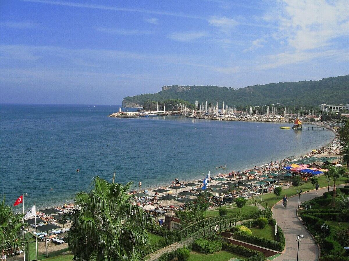    Пляж в городе Кемер | CC BY-SA 2.5 / Crymaker / Beach of Kemer, Antalya, Turkey