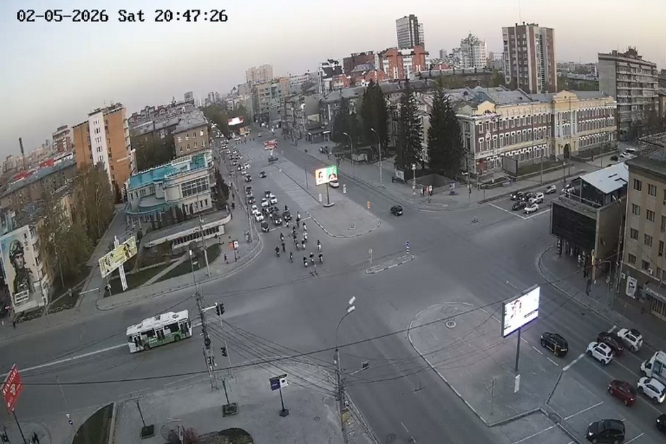    Подростки на питбайках проехали по Красному проспекту. Фото: стоп-кадр записи с камеры видеонаблюдения / «Электронный город»