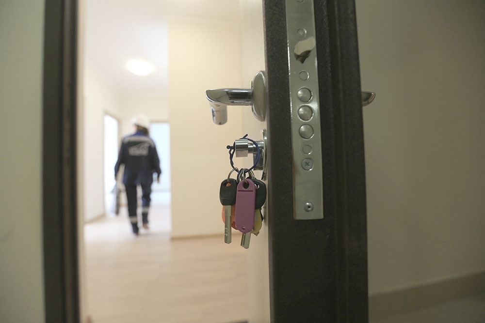    Жилищный кодекс РФ закрепляет за собственниками право сменить управляющую компанию. Процедура включает общее собрание, оформление документов и уведомление жилищной инспекции. / Сергей Михеев/РГ