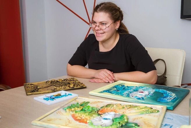 Елена Рабек со своими картинами