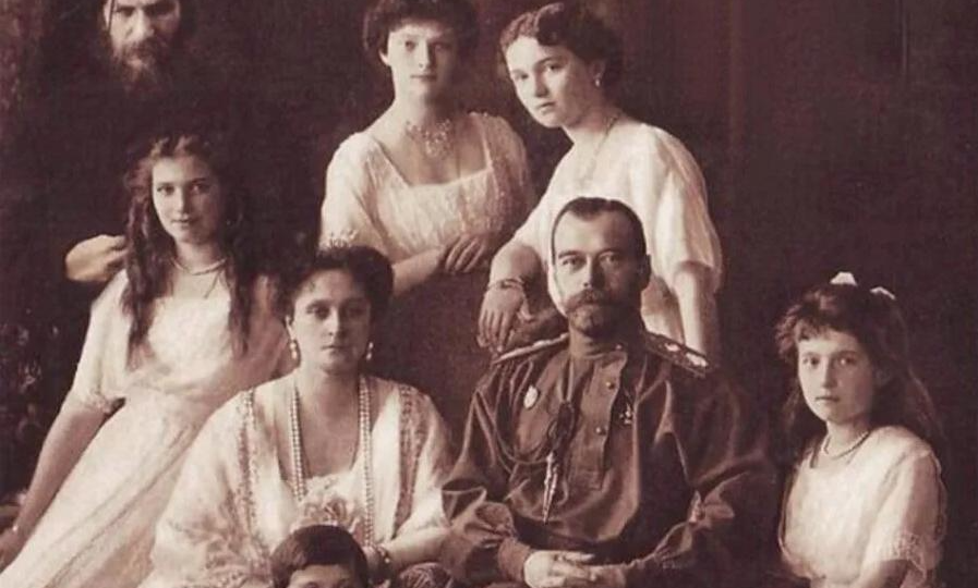 Материнская надежда и падение трона: реальная история «старца»